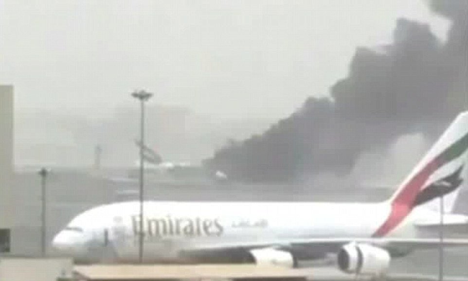 Letadlo společnosti Emirates shořelo po přistání v Dubaji.
