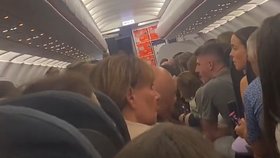 Let z Tenerife do Londýna byl zrušen poté, co se jeden z cestujících vykálel na podlahu toalety.