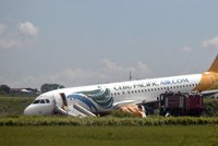 Tvrdé přistání letadla na Filipínách: Přejelo ranvej a zapíchlo se do země