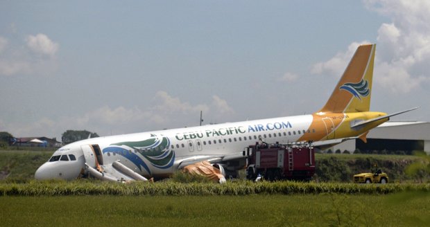 Letadlo se na filipínském letišti zapíchlo předkem do země poté, co přejelo přistávací dráhu