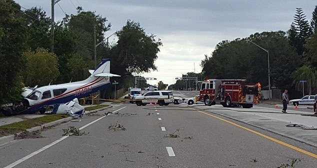 Letadlo muselo nouzově přistát na floridské dálnici. Pilotovi ani pasažérovi se jako zázrakem nic nestalo.