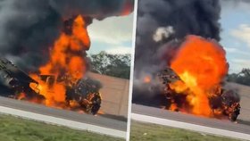 Šílená nehoda na Floridě: Letadlo nouzově přistálo na dálnici, pohltily ho plameny