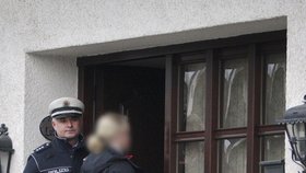 Policisté provádějí domovní prohlídku v domě Lubitzových v Montabaur