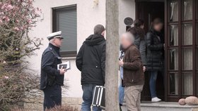 Policisté provádějí domovní prohlídku v domě Lubitzových v Montabaur