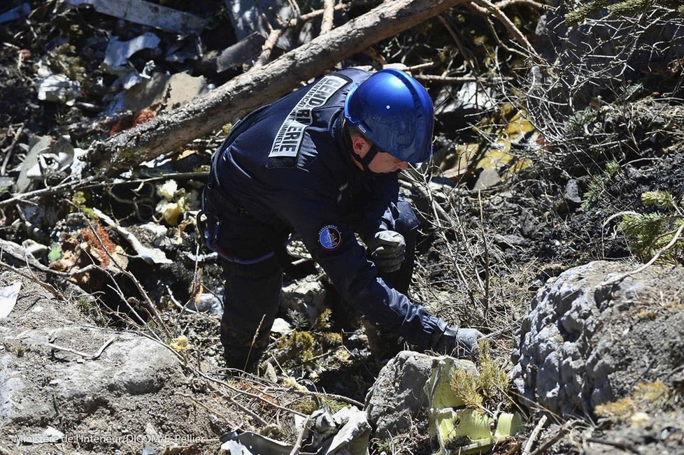 Francouzské ministerstvo vnitra zveřejnilo první oficiální snímky z pátrání po obětech tragédie.