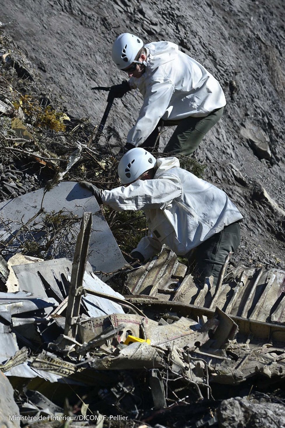 V téhle spoušti leží pozůstatky 149 lidí, jež Lubitz zabil!