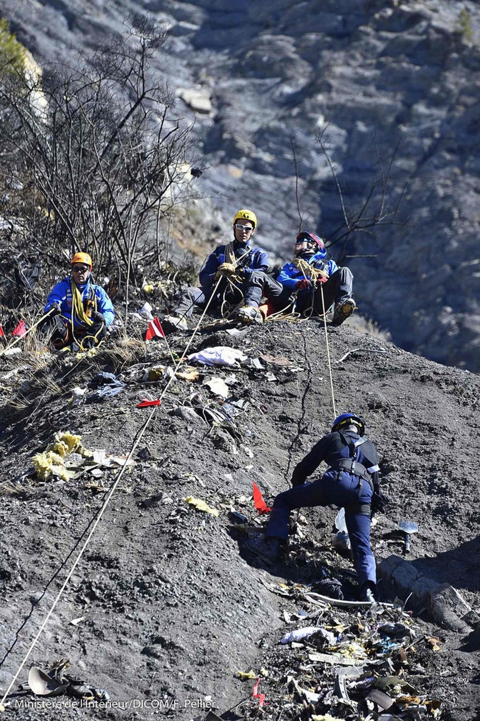 V téhle spoušti leží pozůstatky 149 lidí, jež Lubitz zabil!