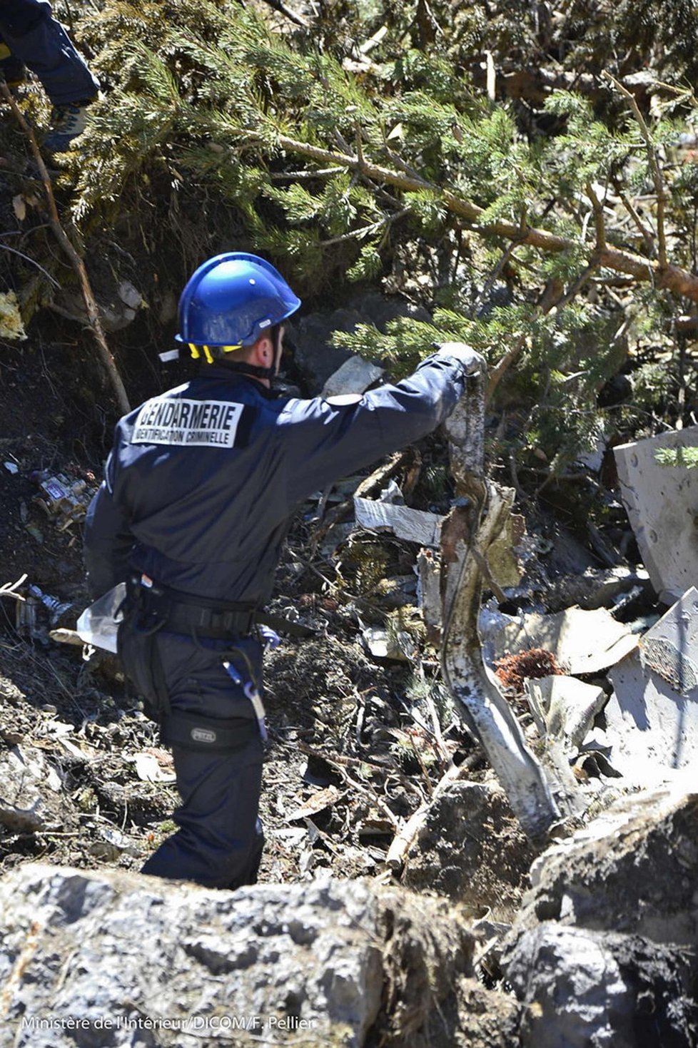Francouzské ministerstvo vnitra zveřejnilo první oficiální snímky z pátrání po obětech tragédie.