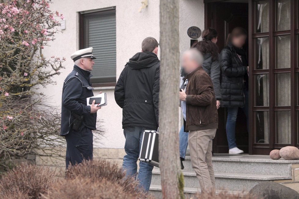 Policisté provádějí domovní prohlídku v domě Lubitzových v Montabaur