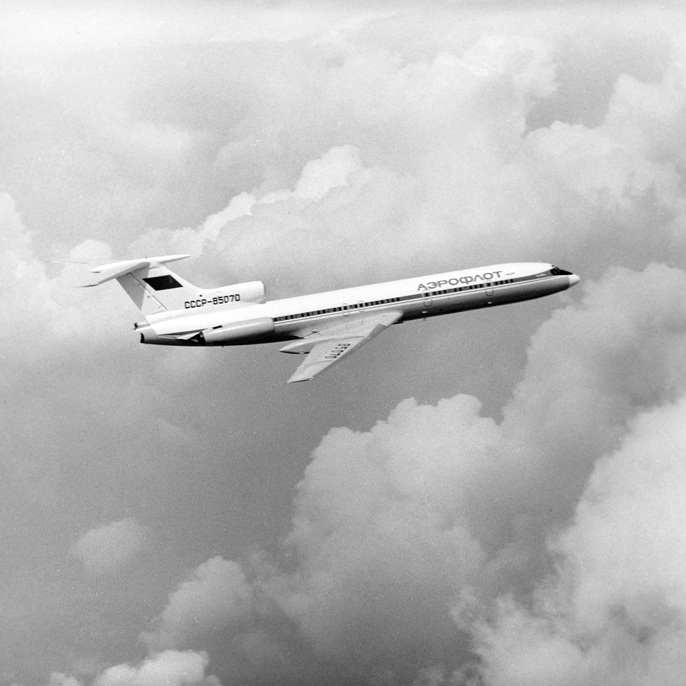 Letadlo Tu-154 sovětské společnosti Aeroflot se zřítilo při mezipřistání v Omsku. Zahynulo 178 lidí.