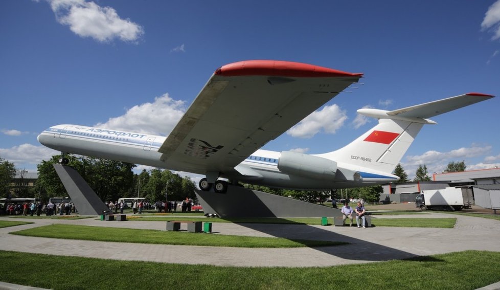 Při havárii sovětského letadla Il-62 nedaleko Moskvy přišlo o život 176 lidí.