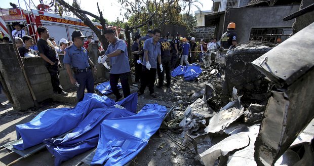 Děsivá nehoda letadla: Na Filipínách spadlo na dům. V něm zahynulo pět členů rodiny