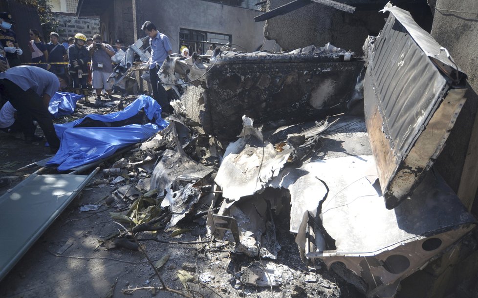 Na Filipínách se zřítilo letadlo přímo na dům: havárii nepřežilo 10 lidí.