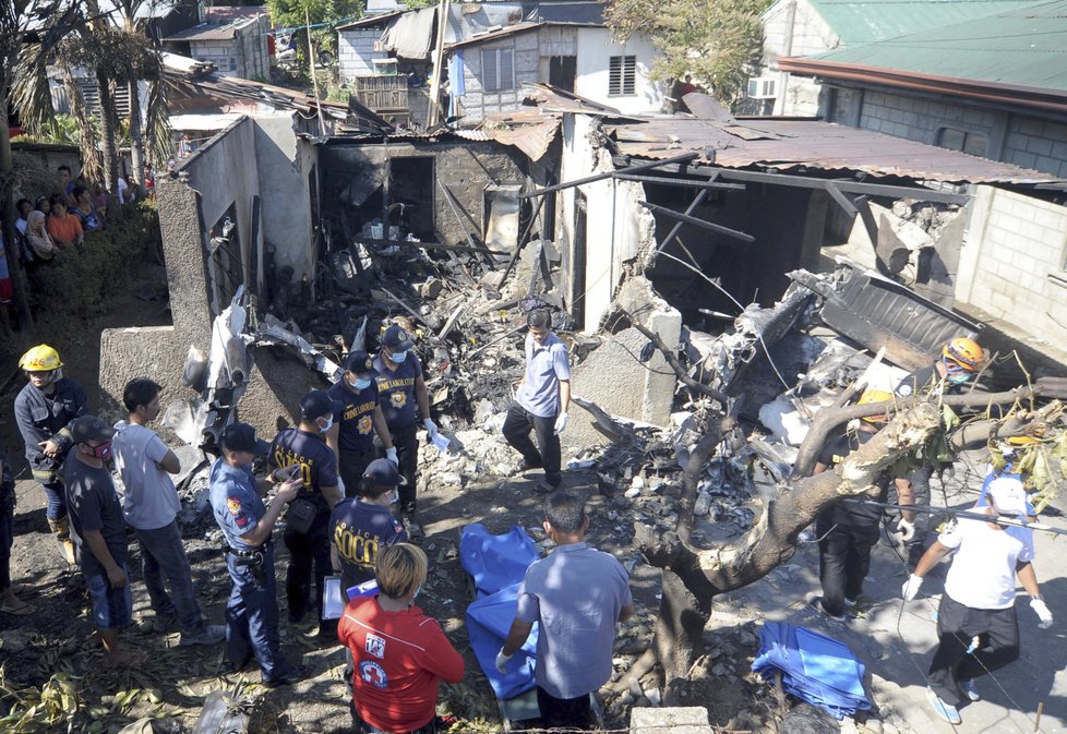 Na Filipínách se zřítilo letadlo přímo na dům: havárii nepřežilo 10 lidí.