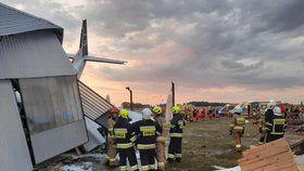 V Polsku zemřelo pět lidí po pádu malého letadla Cessna 208 na hangár na letišti Chrcynno. (17.7.2023)