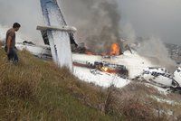 Letadlo havarovalo při přistání. 40 mrtvých v Nepálu, z trosek vytahují další oběti