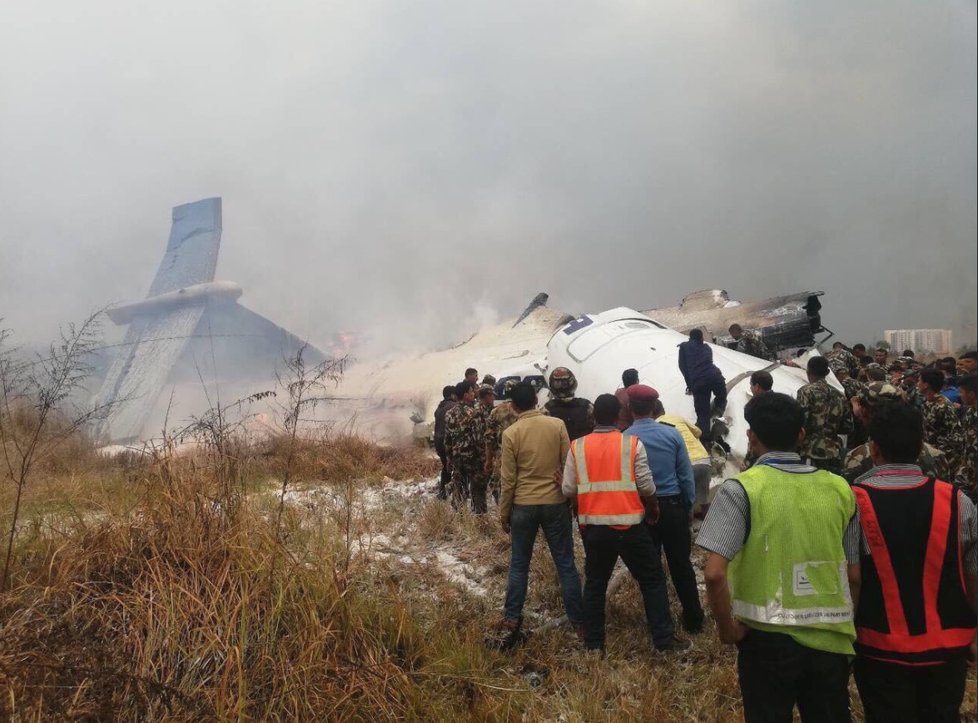 Na letišti v Nepálu havarovalo letadlo s 67 cestujícími. Některé se podařilo zachránit.