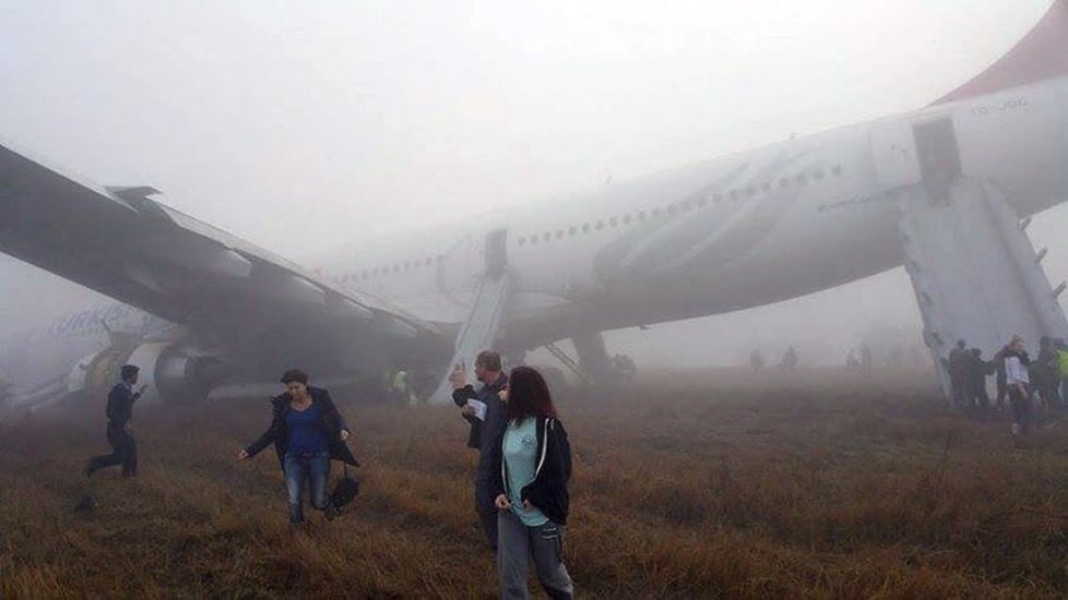 Cestující po havárii vyskákali z letadla nezranění.