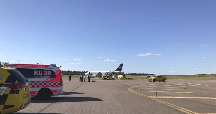 České letadlo na letišti v Helsinkách evakuovali kvůli kouři. (3.8.2018)