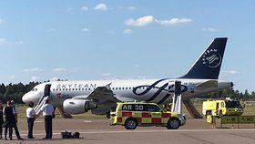 Evakuace letu ČSA do Prahy: Cestující museli v Helsinkách ven po skluzavkách