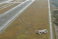 Letadlo dostalo při přistávání v Hirošimě smyk na ranveji: Desítky zraněných na palubě
