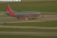 VIDEO: Letadlu při přistání hořela pneumatika