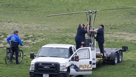 Policisté nakládají malé letadlo a odvážejí ho.