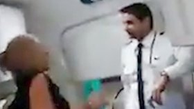 Incident na palubě letu z Bombaje do Londýna. Opilá právnička napadla posádku.