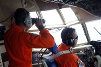 Našly se olejové skvrny: Ztracené letadlo je na dně moře, říkají úřady