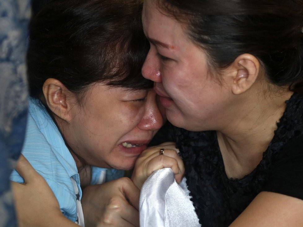 Pláč a konec nadějí, že cestující z pohřešovaného letadla najdou živé