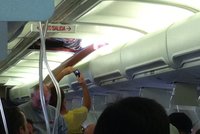 Letadlu se během letu utrhl strop kabiny