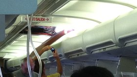 Díra ve stropě způsobila okamžitý pokles tlaku v kabině letadla