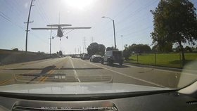 Pilotka s malým letadlem přistála v Huntington Beach přímo na silnici