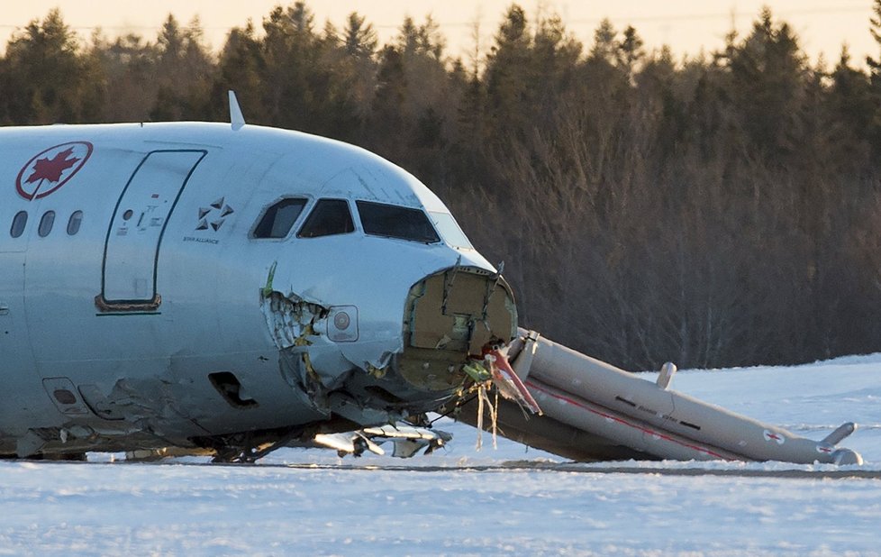 Letadlo skončilo silně zdemolované