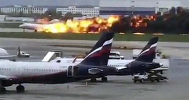 41 mrtvých. V ohnivém pekle umíraly i děti, letadlo v Moskvě zachvátily obří plameny