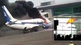 Letadlo začalo na kazachstánském letišti hořet před zraky cestujících.