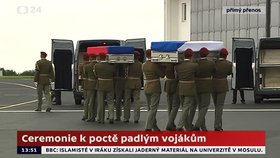 Vojáci odnášejí rakve s těly svých kolegů, kteří zahynuli v Afghánistánu