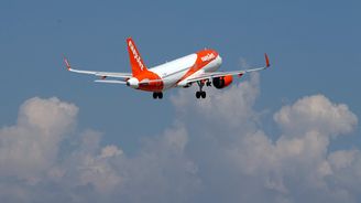 Konec válečného chaosu v oblacích. Lety teď nejvíc brzdí neschopnost dopravců Konec válečného chaosu v oblacích. Lety teď nejvíc brzdí neschopnost dopravců