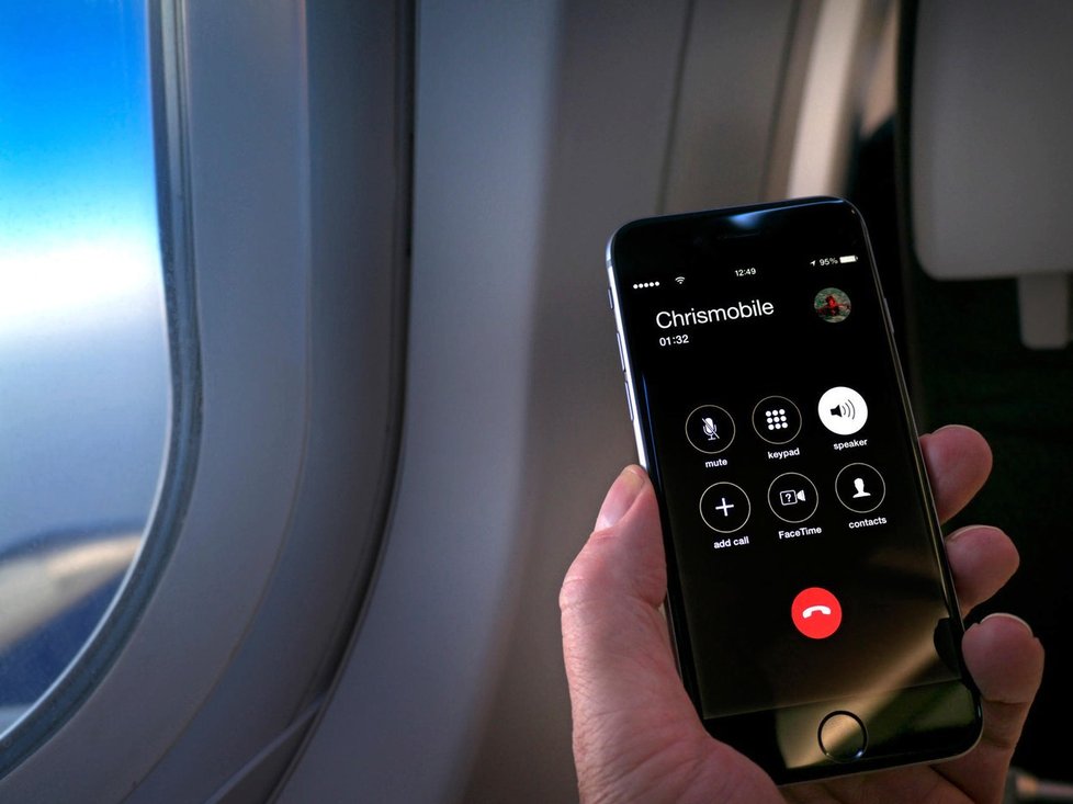Proč se nesmí v letadle telefonovat?