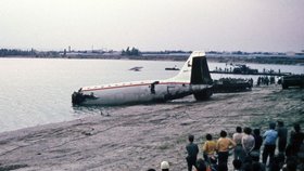Při pád letadla zemřelo 76 lidí, trup se rozdělil na dvě části.