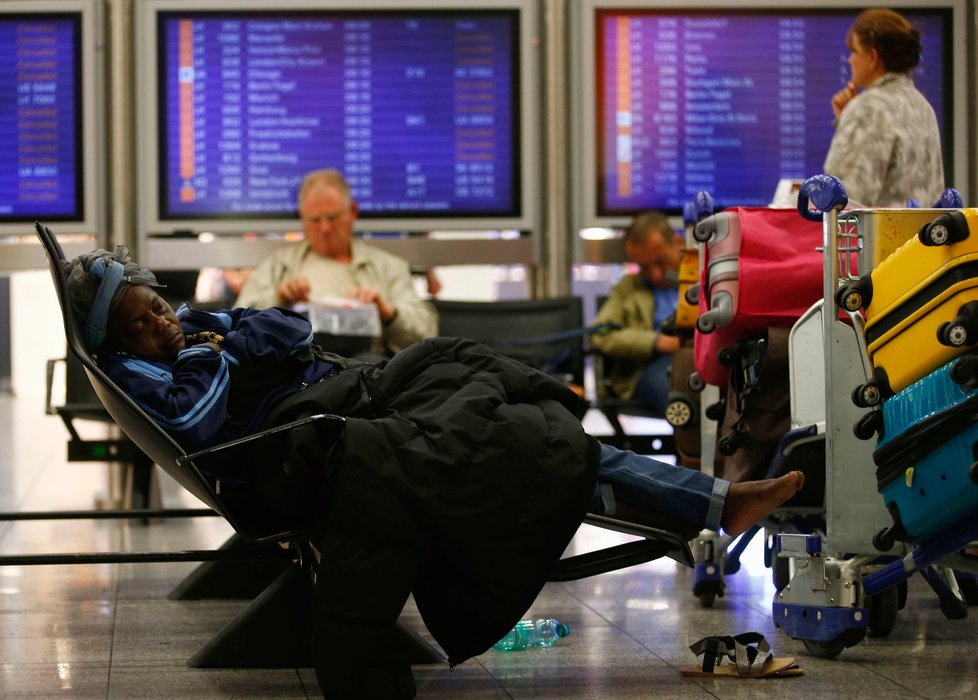 Na letišticích uvízli tisíce cestujících