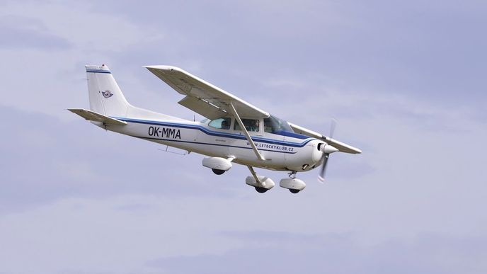 Cessna - Legendární stroj pro čtyři cestující, od roku 1956 se v různých verzích vyrobilo přes 44 tisíc strojů. Letová hodina včetně paliva začíná na pěti tisících korunách, nový stroj vyjde asi na osm milionů korun. Levněji vyjde provoz u menší verze s označením 152.