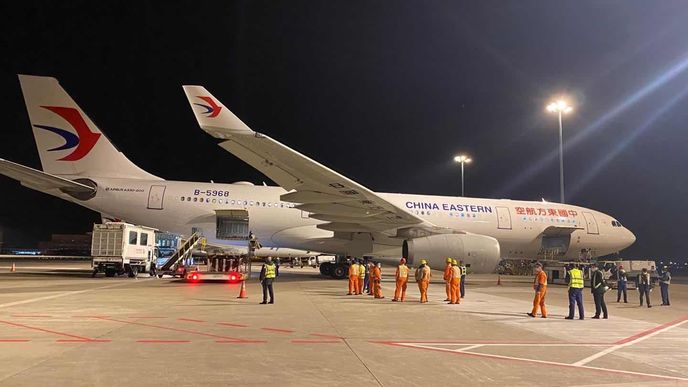 Letadlo China Eastern s rouškami se připravuje k odletu.