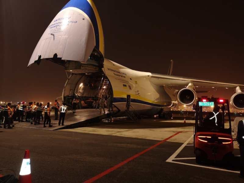 Letadlo Antonov se zdravotnickým materiálem se připravuje k odletu.