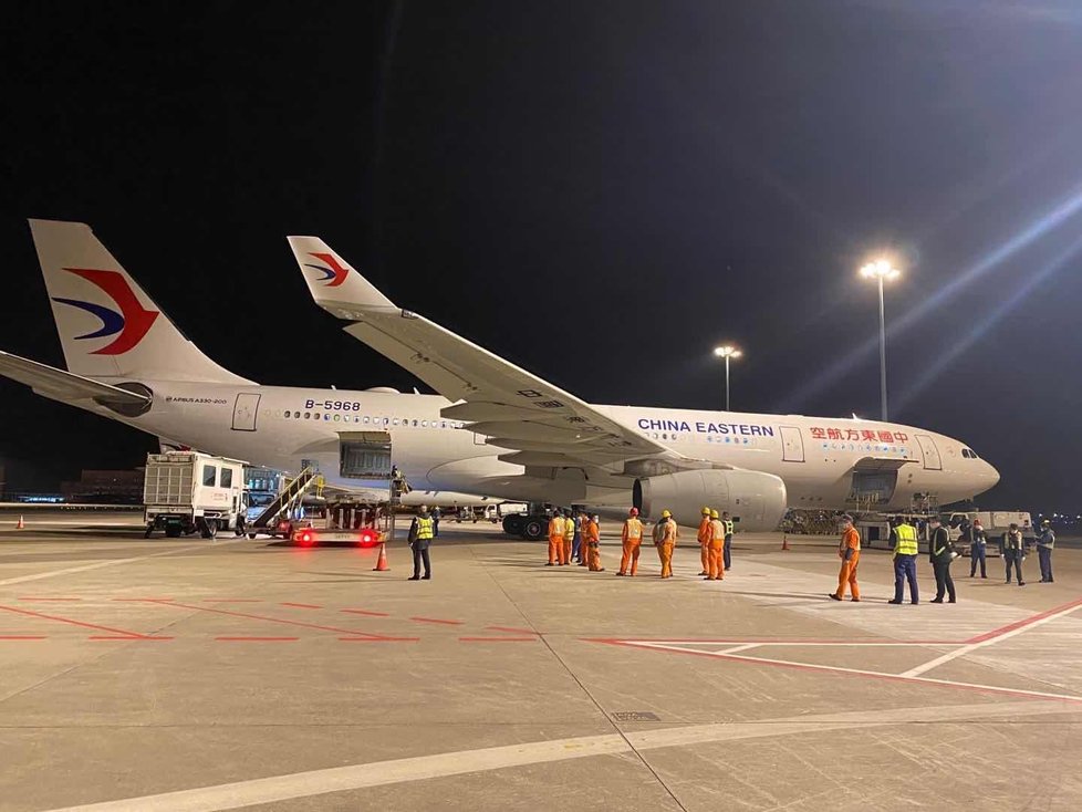 Letadlo China Eastern s rouškami se připravuje k odletu.