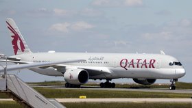 Letadlo Qatar Airways na letišti ve Francii (8. 6. 2020)