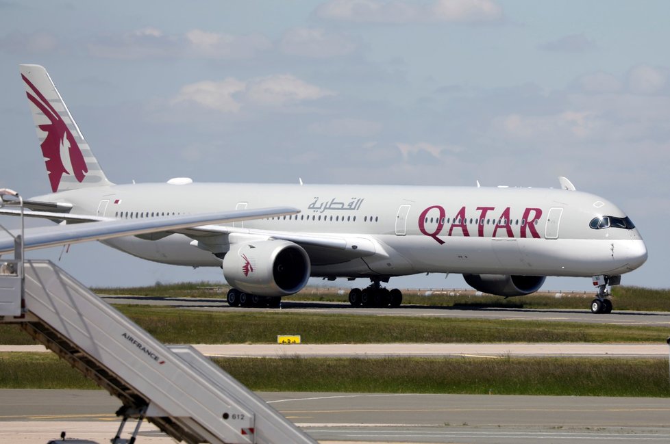 Letadlo Qatar Airways na letišti ve Francii (8. 6. 2020)