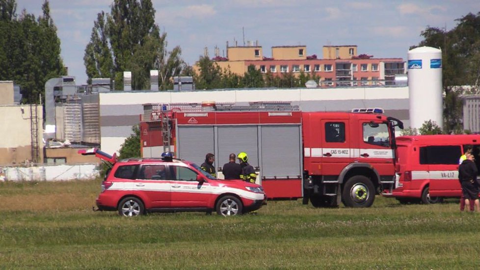 Hasiči truchlí: V převrácené cisterně zemřel velitel družstva, další tři hasiči jsou zranění (ilustrační foto)