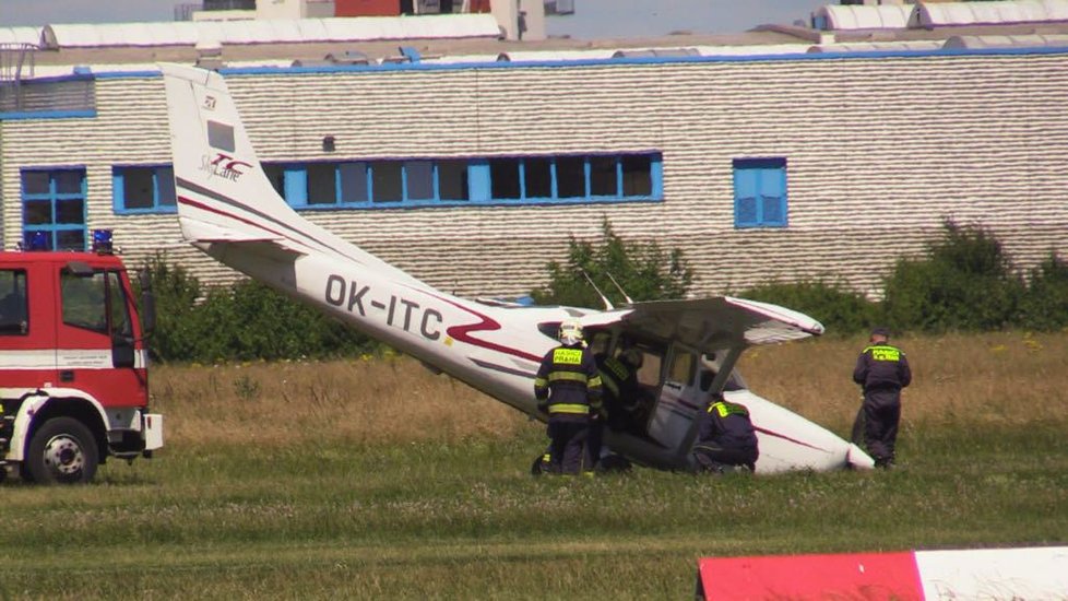 Na letišti v Letňanech se při přistání poškodilo malé sportovní letadlo.