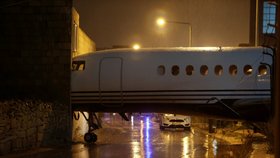 Vítr na Maltě rozpohyboval zaparkovaný soukromý letoun, narazil do budovy.